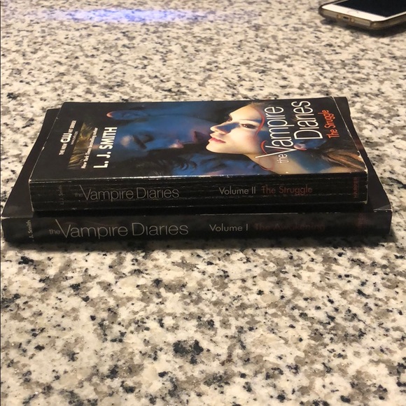 VAMPIRE DIARIES BOOKS 1 & 2 - Picture 2 of 4